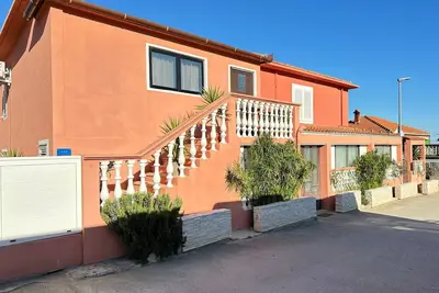 Image de Appartement de deux chambres avec la terrasse et la vue sur le mer Sali, Dugi otok (A-12757-a)