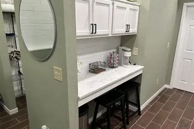 Image de Completely renovated! Within a few blocks of downtown bars and restaurants