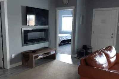 Image de 3 minutes to the lake for. lower suite with separate entrance.