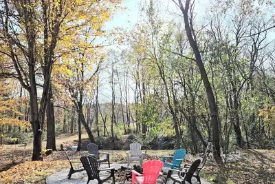 Image de Cozy Michigan Retreat Near Wineries • Sleeps 12• Deck, Firepit & Gameroom