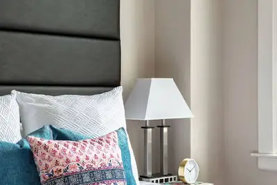 Image de Roami at Hibernia Tower | Rooftop Pool | 1 Bedroom