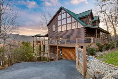 Image de Misty Mountain by AvantStay | Hot Tub, Mountain Views, Theater, Pool Table