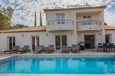 Image de Villa 3*Neuve à Cotignac 4 suites spacieuses piscine chauffée vue exceptionnelle