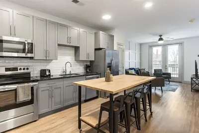 Explore Cincy! Stylish Condo by Shops & Dining