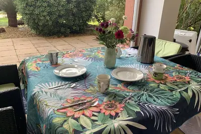 Image de T2 Climatisé Avec Piscine, Wifi, Terrasse et Jardin au Port de Hyères