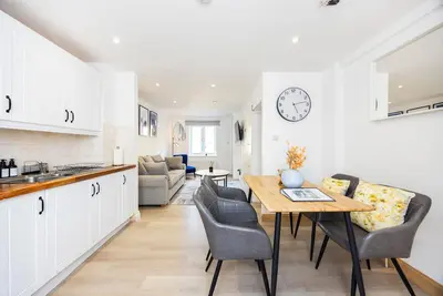 Image de Stylish 2-Bedroom House with Garden & 2 Smart TVs – A Rare London Gem!