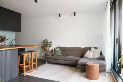 Image de Cityscape Trendsetter Contemporary Chic with Pool