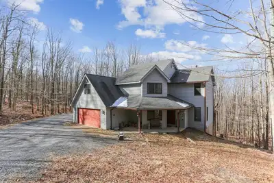 Image de Lovely mountain home in a beautiful wooded setting. Welcome to Hart's Horn!