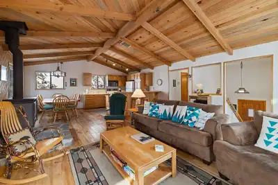 Image de Hillside Haven - Summer Tahoe Donner Escape, Close to Hiking, Minutes to Downtown Truckee