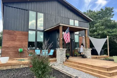 Image de Shipping container home with no neighbors in sight.