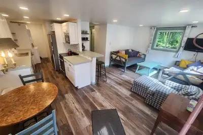 Image de Newly remodeled bright garden apartment right in the Village of Northport, Mi!