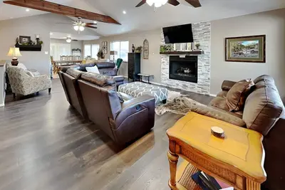 Image de Blue Sky | Mountain Views + Pet Friendly & Hot Tub