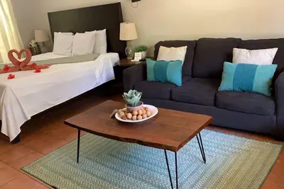 Image de Large suite with King bed. A kitchen area with sofa bed.