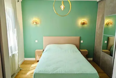 Image de Maisonnette avec jardin jacuzzi et piscine dans un quartier résidentiel.