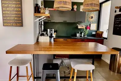 Image de Une maison de vacances en ville! Style année 70 avec climatisation et piscine