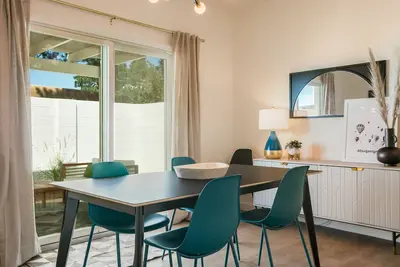 Image de Moon Haven: Stylish 2-Bedroom Retreat with Patio