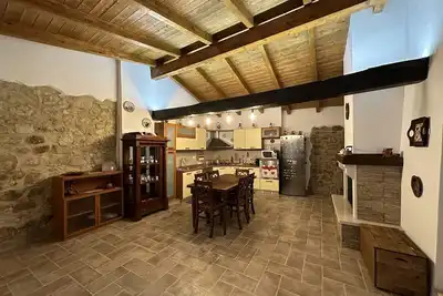 Image de House l'Archetto among ancient chestnut trees and the sea Prossedi (Lt)