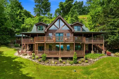 Image de Stunning Retreat with Theater, Pool Table, Foosball & Jacuzzi Tubs