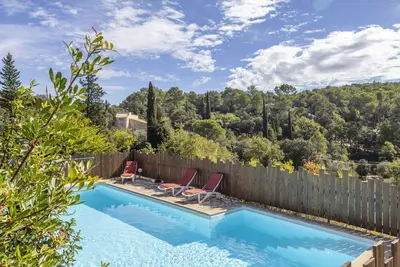 Gîte Nature à Lorgues, une charmante maison de vacances rénovée pour 4 personnes avec piscine.