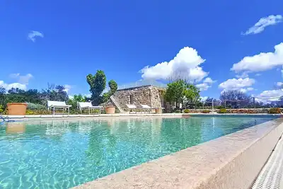 Image de Villa moderne en pierre avec piscine et vue mer