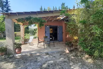 Image de Maison avec grand espace extérieur, idéal pour les familles! (piscine, jeux. . . )