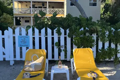 Image de 3 Bedroom Beach House Right on the Beach!