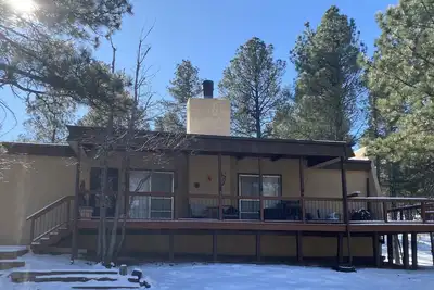 Image de Cozy retreat nestled in the pines, close to outdoor activities and wildlife!