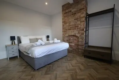 Image de de Luxe-Appartement-Salle de bain et douche-Vue sur Rue