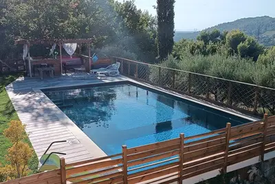 Image de Villa avec vue panoramique et piscine en campagne