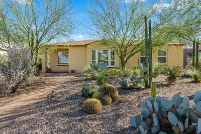 Image de Downtown Gem: 8 Guests - Short drive to Gem Show!