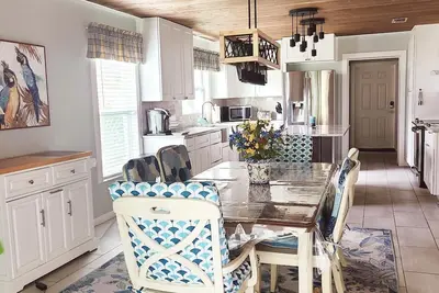 Image de Centrally Located Home In Charming Historic West Palmetto. .