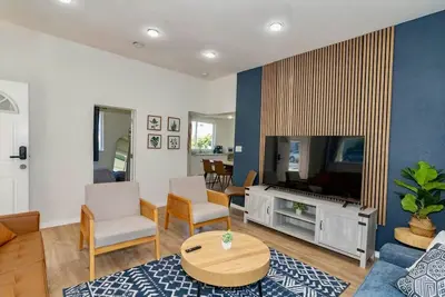 Image de Centrally located Historic Home with parking