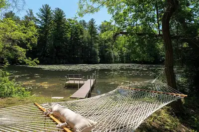 Image de Lakeshore cabin with beach and dock