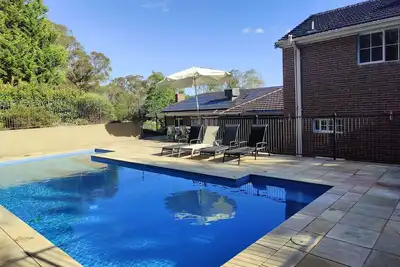 Image de Gorgeous 4-Bedroom Home & Venue on a Mansion - an acre land with Pool & Garden \n