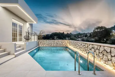 Image de Villa \"Eldorado Luxury\" avec vue sur les montagnes, piscine privée et Wi-Fi