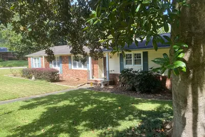 Image de Newly updated home right across from Augusta National. Easy 2-block walk.