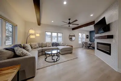 Image de Fully remodeled corner home, 3 blocks from Main Street and across from the park.