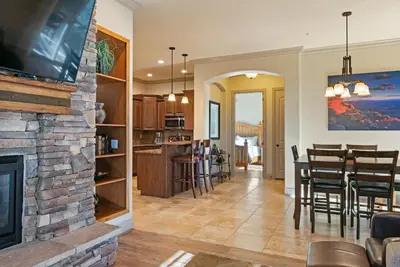 Image de Hillside Hideaway | 3 Bed, 2 Bath Condo in Prime Location!