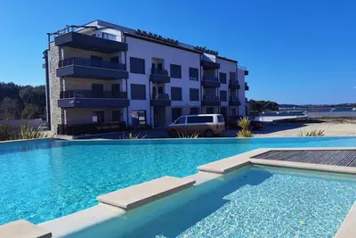 Image de Appartement de vacances avec piscine extérieure, climatisation et terrasse avec vue sur la mer