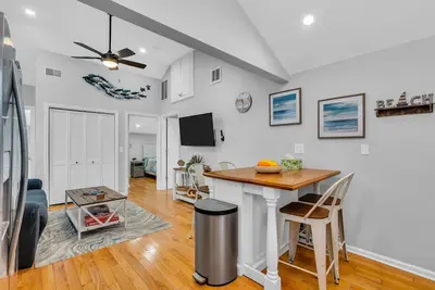 Image de Walk to beach! 4 Beach Badges Included. Bbq + Fire Pit. Towels and Linens incl.