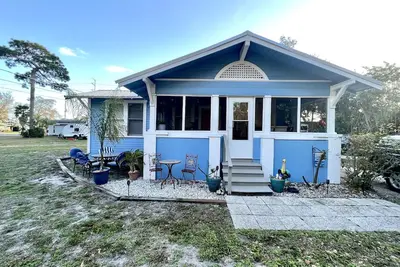 Image de The Crab Shack- cozy bungalow, screened porch, close to beaches, walk to parks!