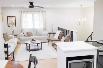 Image de Golden House: Sleeps 12 • Cozy + Modern - close to Uk, Summit + Keeneland!