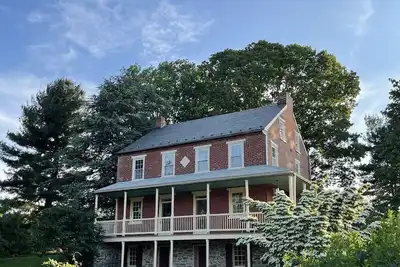 Image de 1800's Farmhouse on working orchard farm
