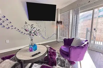 Image de Enjoy All Star Weekend 🏀 at our 2 Bed 2 Bath 2 Story Luxury Penthouse 😎. \n