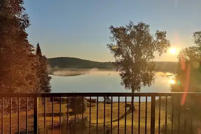 Image de Escape to Muskoka Tranquility: Lakeside Bliss Awaits at Our Charming Cottage!