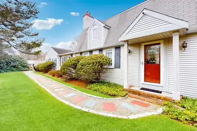 Image de Traditional coastal home with large yard, gazebo, grill, smart TVs, washer/dryer