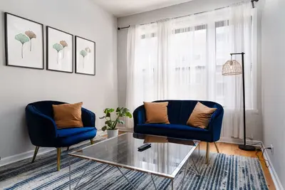 Image de Flexhome Ukrainian Village • 2br • Convenient Walkability