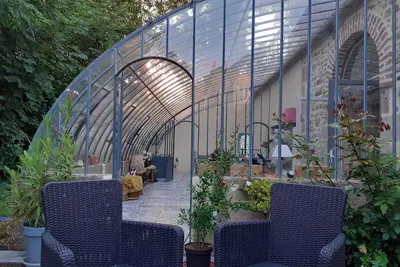 Image de Dans  le parc d' une villa  Belle Epoque appartement  atypique avec sa serre!