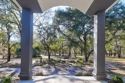 Image de 26 acre gated private property close to Downtown Charleston on a lake