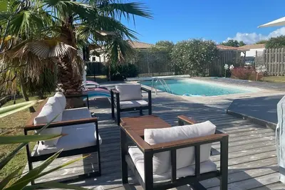 Charme et détente : Villa avec piscine près du lac.